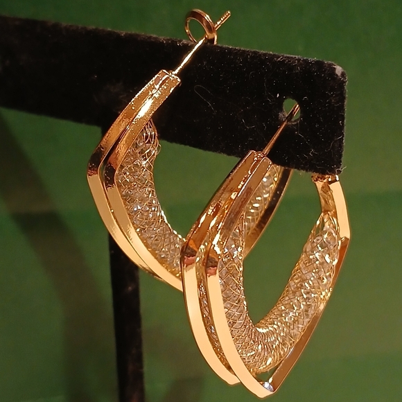 ✨️Gold Vermeil 4 side Gold Tone Mesh Post Earrings✨️ - Picture 3 of 15